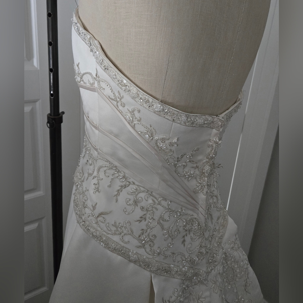 Elegant White Strapless Wedding Dress - Picture 6 of 9
